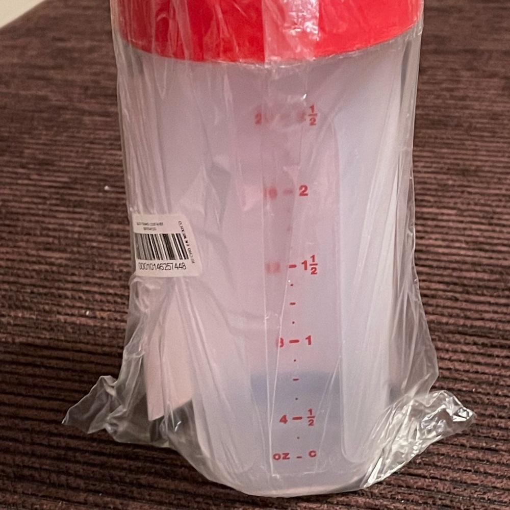 New Tupperware quick shake container with red lid - Picture 2 of 6